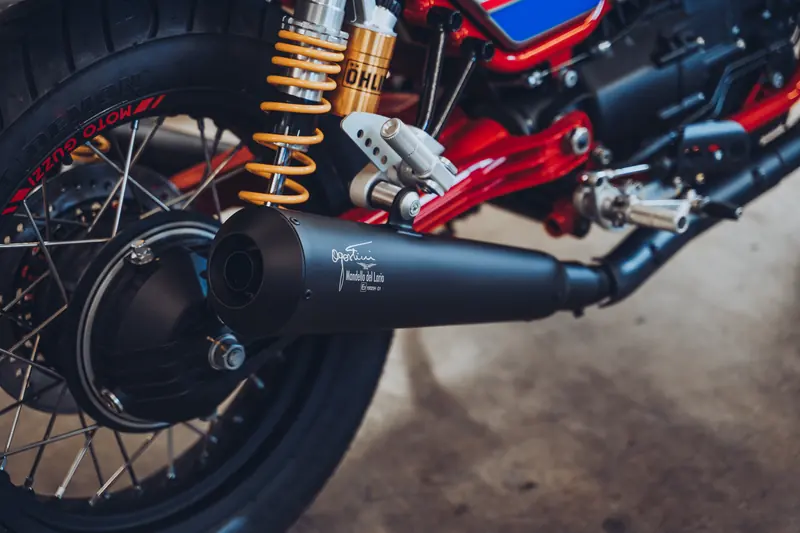Agostini Endschalldämpfer an einer Moto Guzzi V7