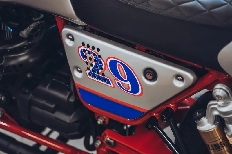 Detail: Startnummerntafel am Racer-Umbau