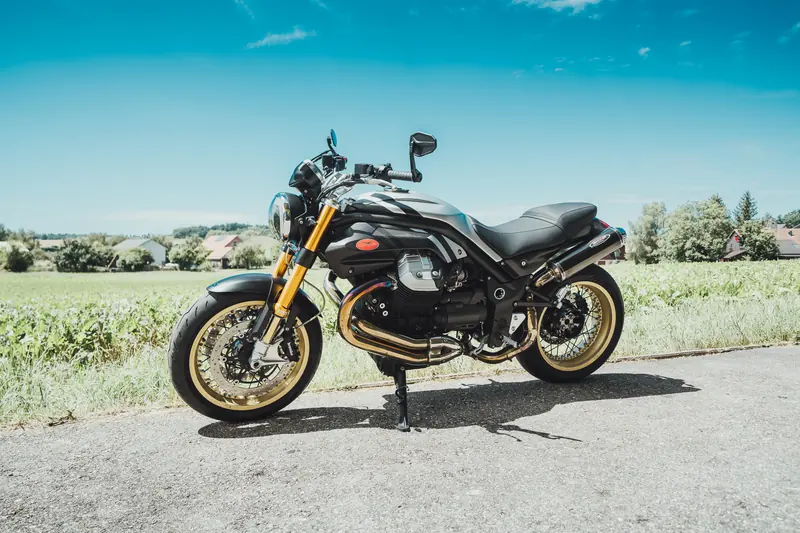 Moto Guzzi V9 auf der Wiese