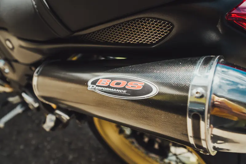 Auspuffanlage in Schwarz an einer Moto Guzzi