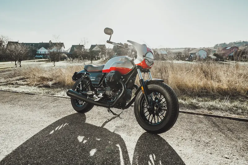 Moto Guzzi mit Halbschale