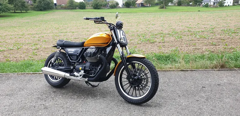 V9 Roamer-Umbau mit gelbem Tank