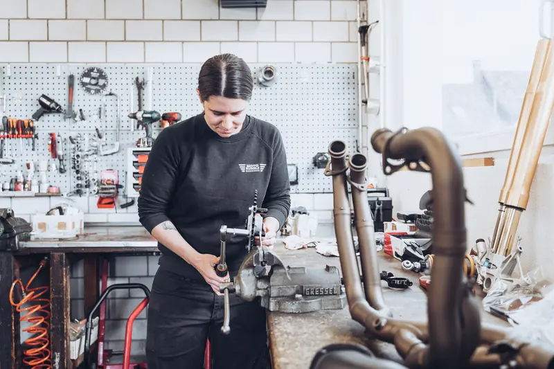 Tanja bei der Arbeit an einer Auspuffanlage